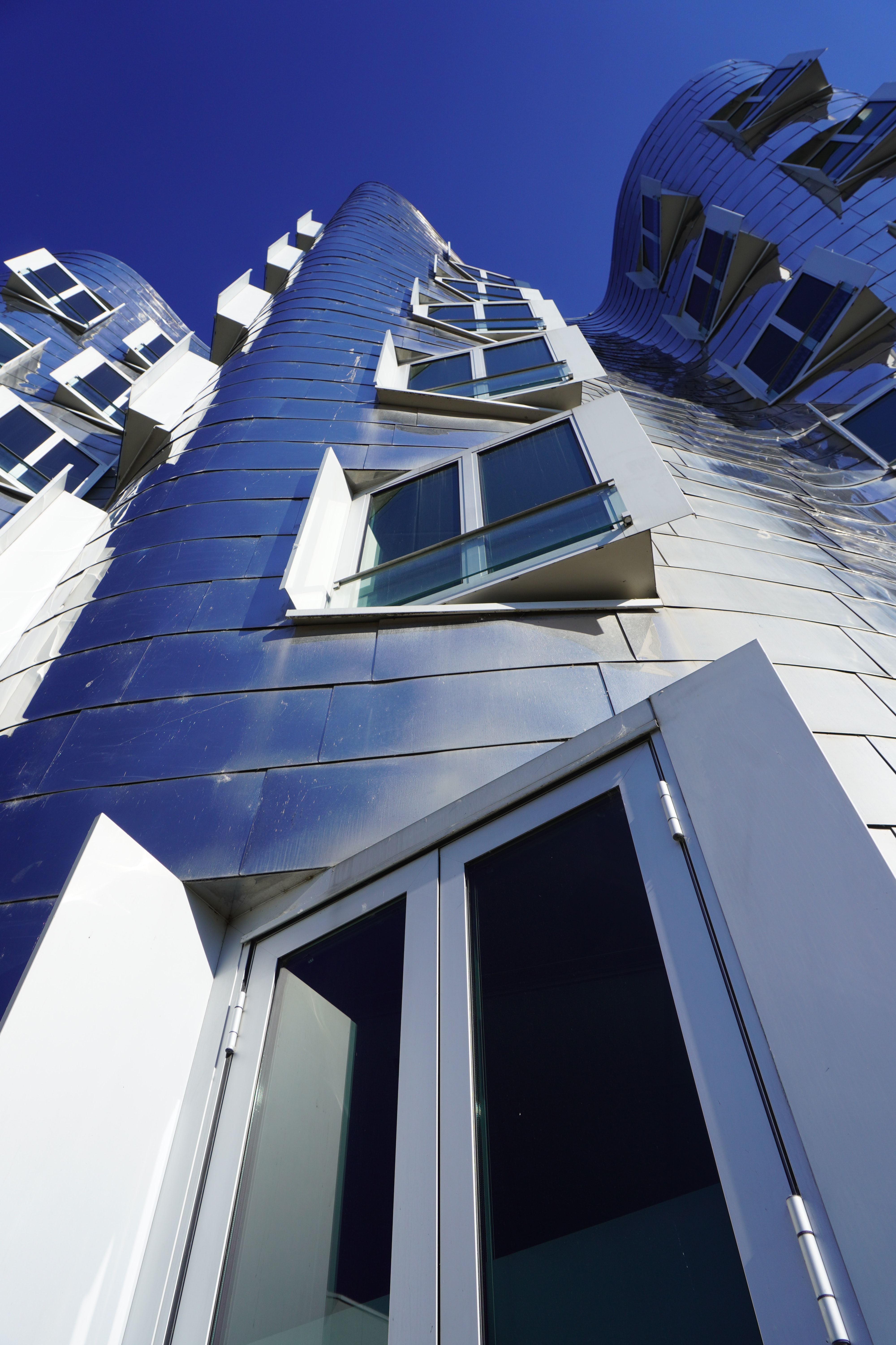 Der Neue Zollhof des US-amerikanischen Architekten Frank O. Gehry steht für den Strukturwandel des Düsseldorfer Hafens./ Foto © Sara Sadeghloo,unsplash