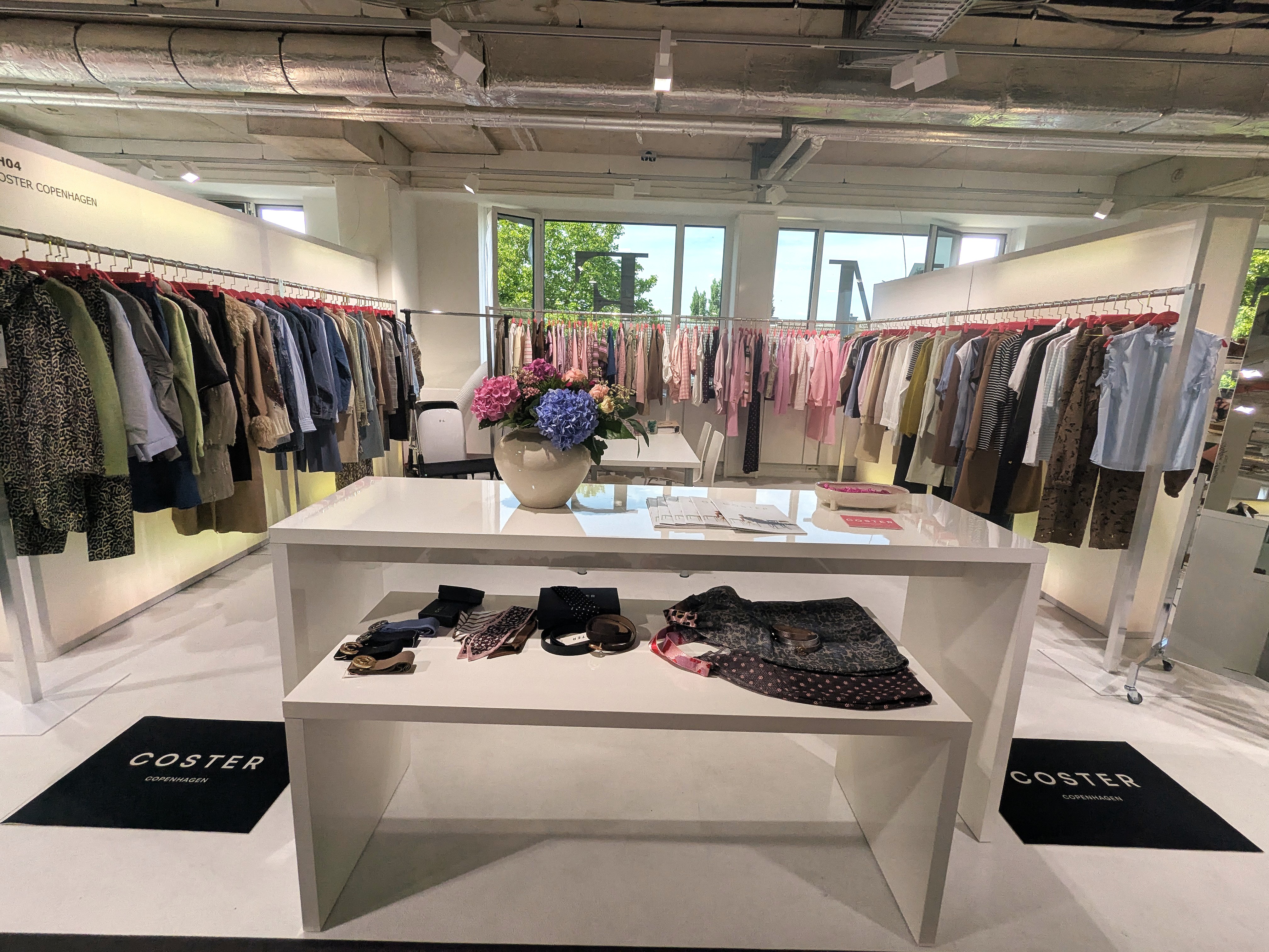 Scandi-Chic trifft Business-Look: Coster Copenhagen kombiniert feminine Schnitte mit nordischer Klarheit.