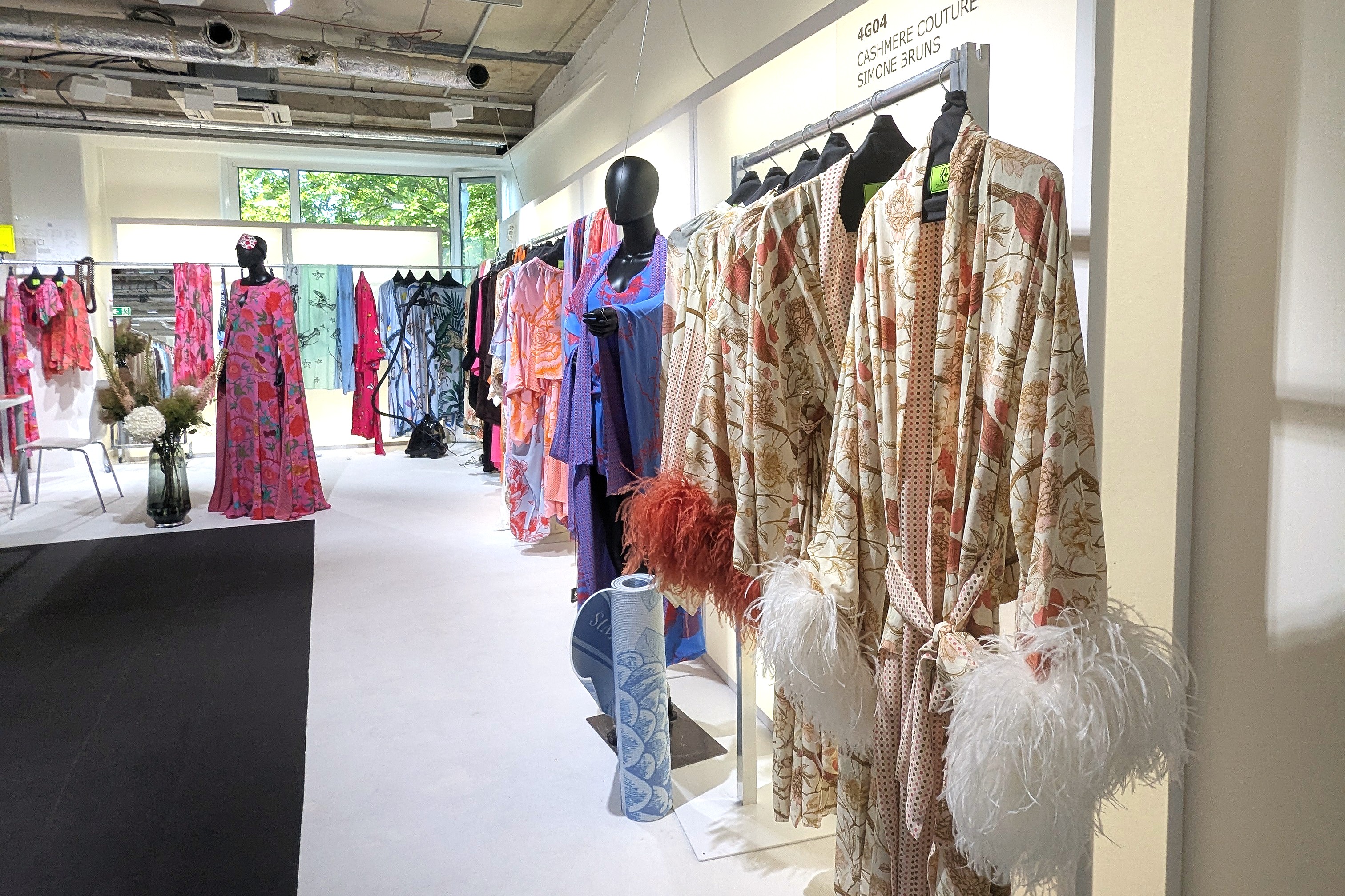 Cashmere Couture aus Hamburg: Simone Bruns zeigt luxuriöse Loungewear mit Statement – handveredelt und federleicht. / Foto: Alexandra Scholz-Marcovich, NDOZ
