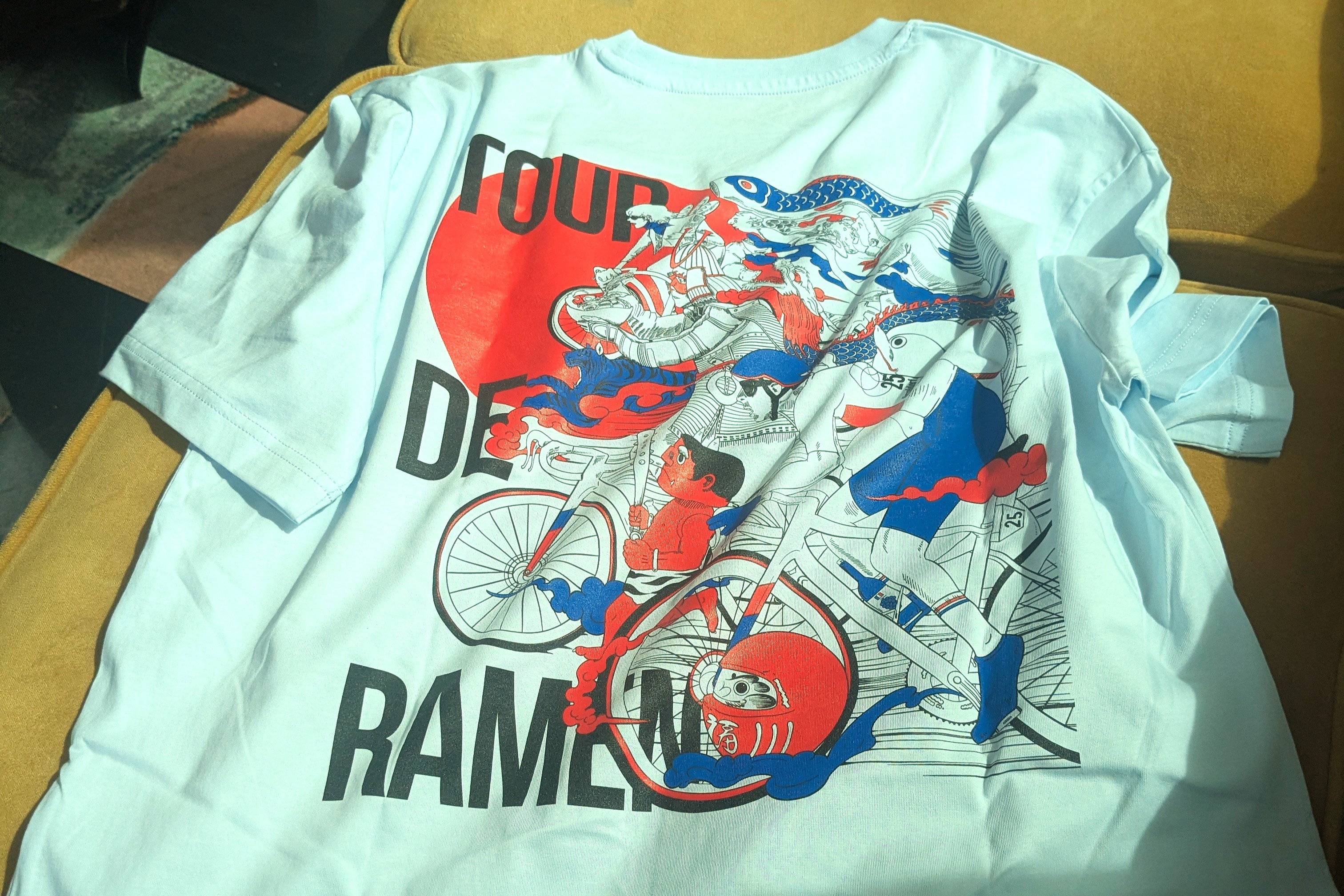 Tour de Ramen T-Shirt Weißes T-Shirt zur Aktion Tour de Ramen mit Illustration von Takumi Ogata