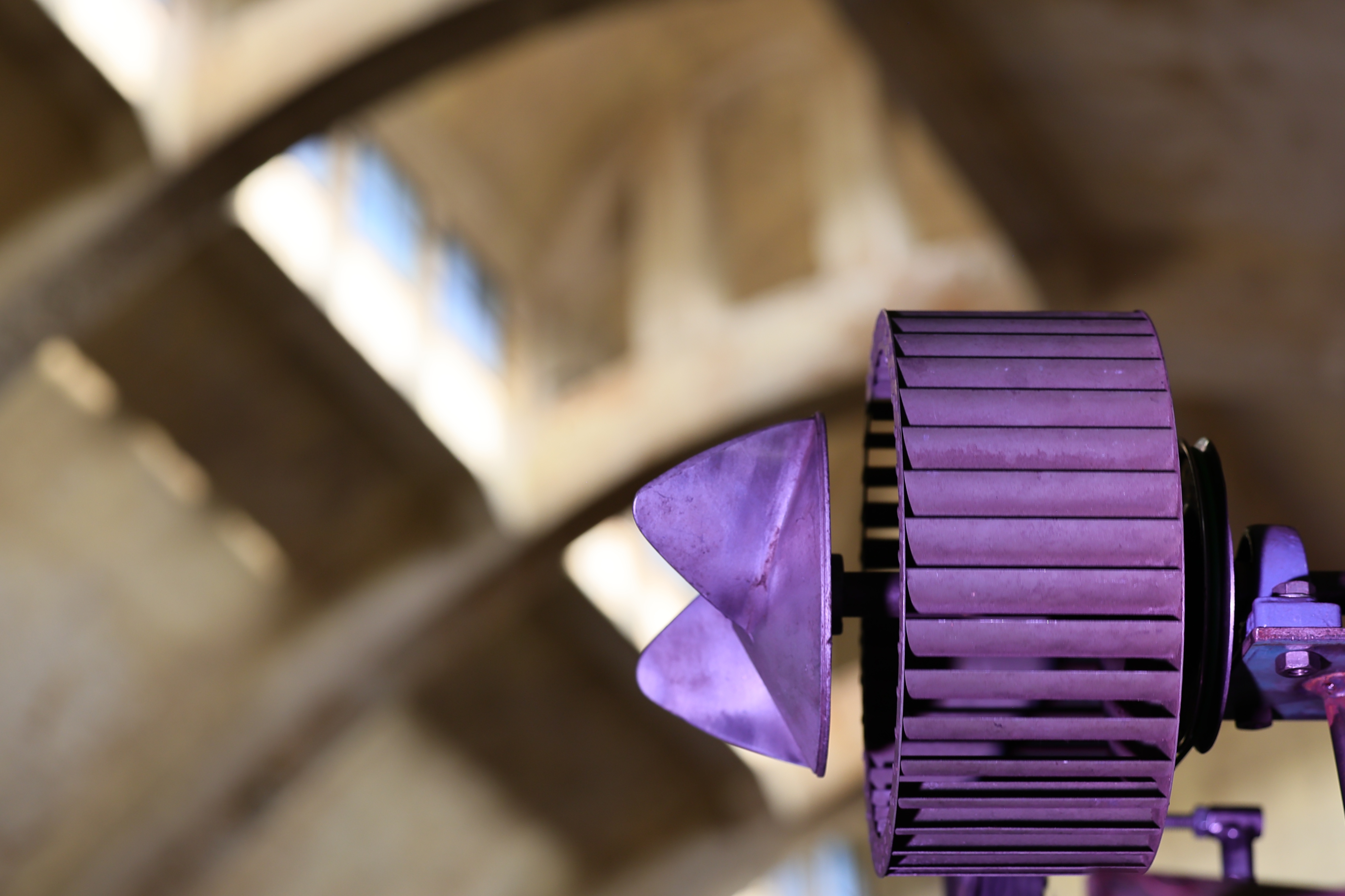Detail einer technischen Installation mit Glasbehälter und leuchtender Flüssigkeit im historischen Klärwerk Uerdingen.