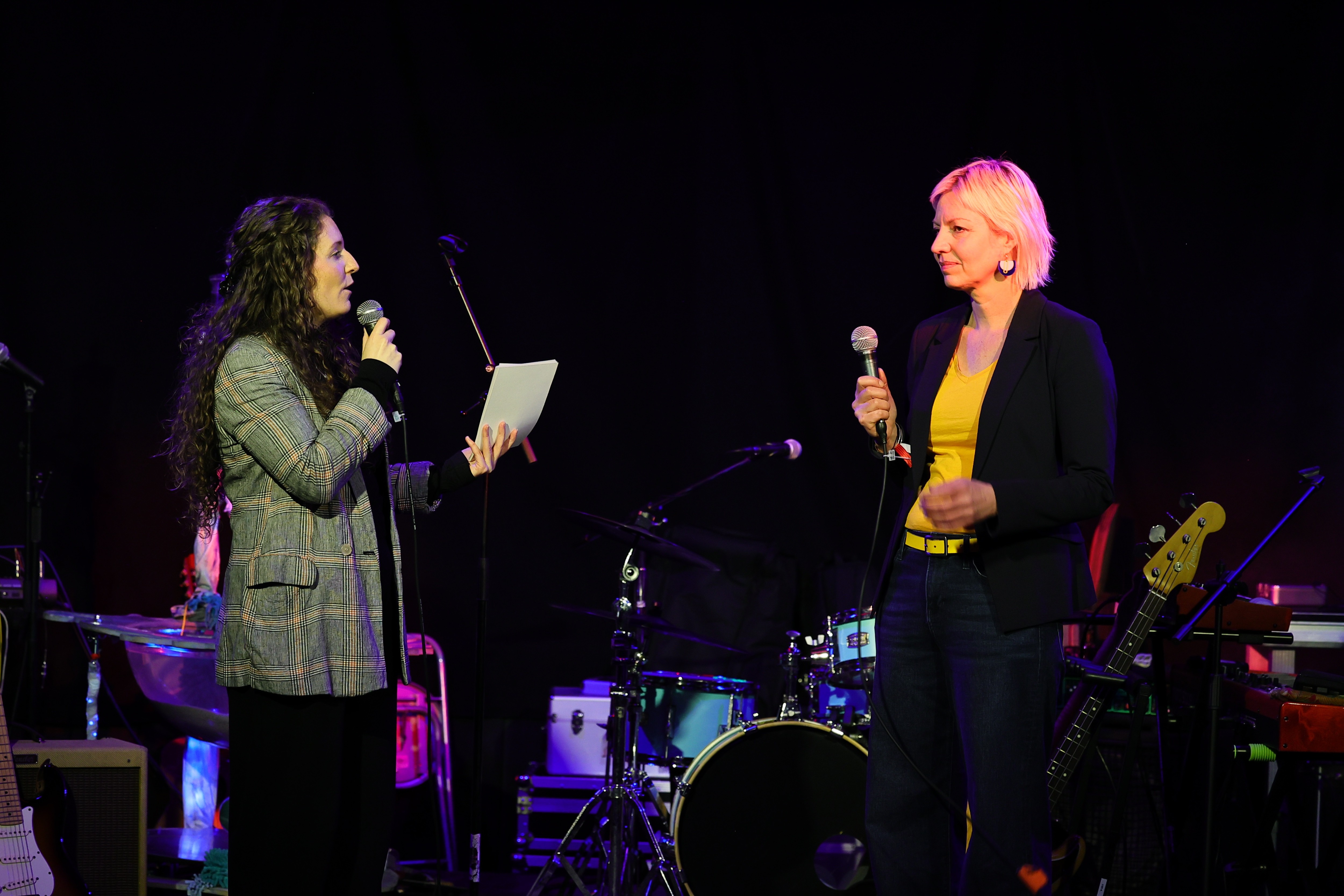 Julia Trompeter und Clara Gerlach auf der Bühne beim Weltwassertag im GRAF in Düsseldorf