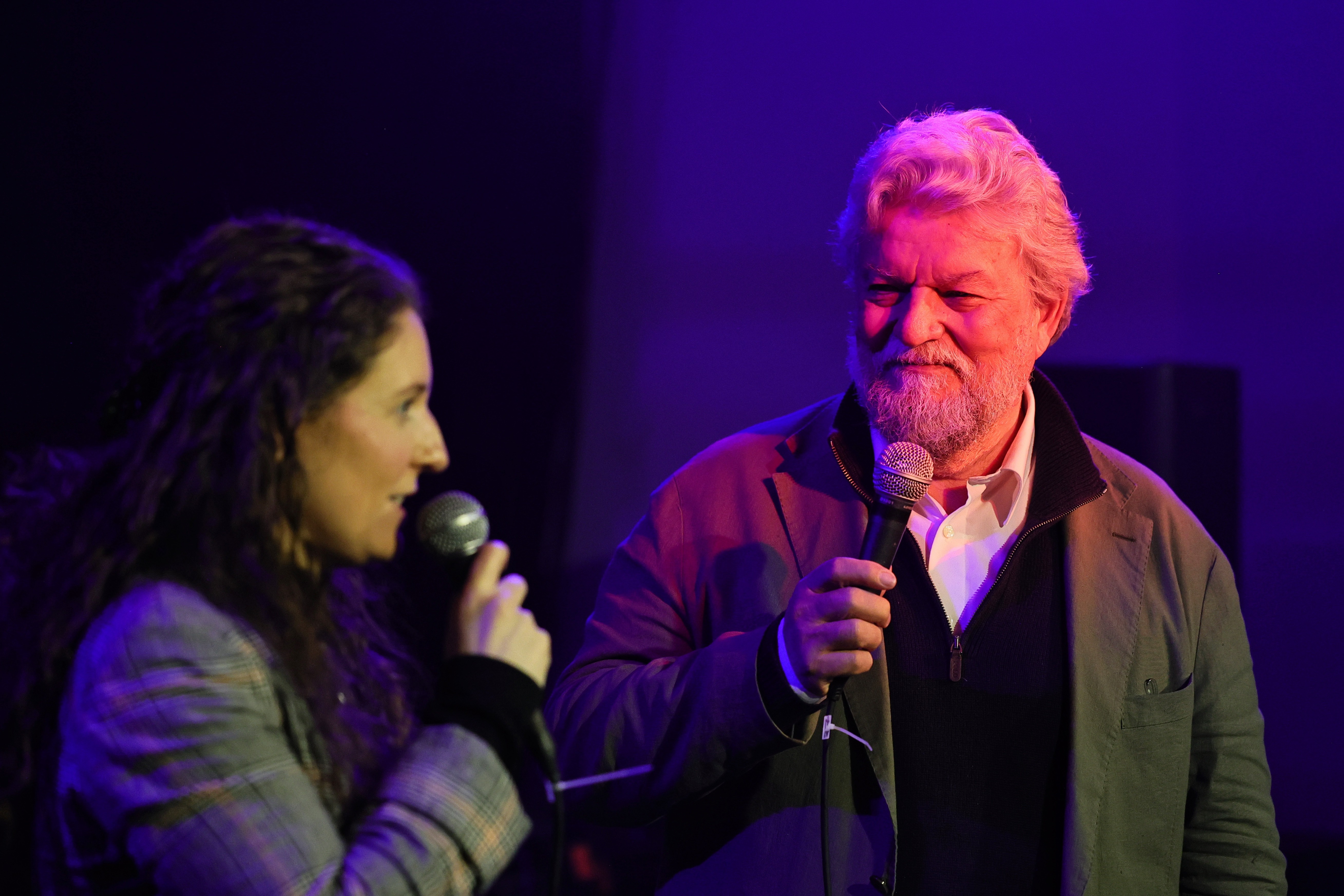 Julia Trompeter und Joachim Umbach mit Mikrofon auf der Bühne beim Weltwassertag im GRAF in Düsseldorf